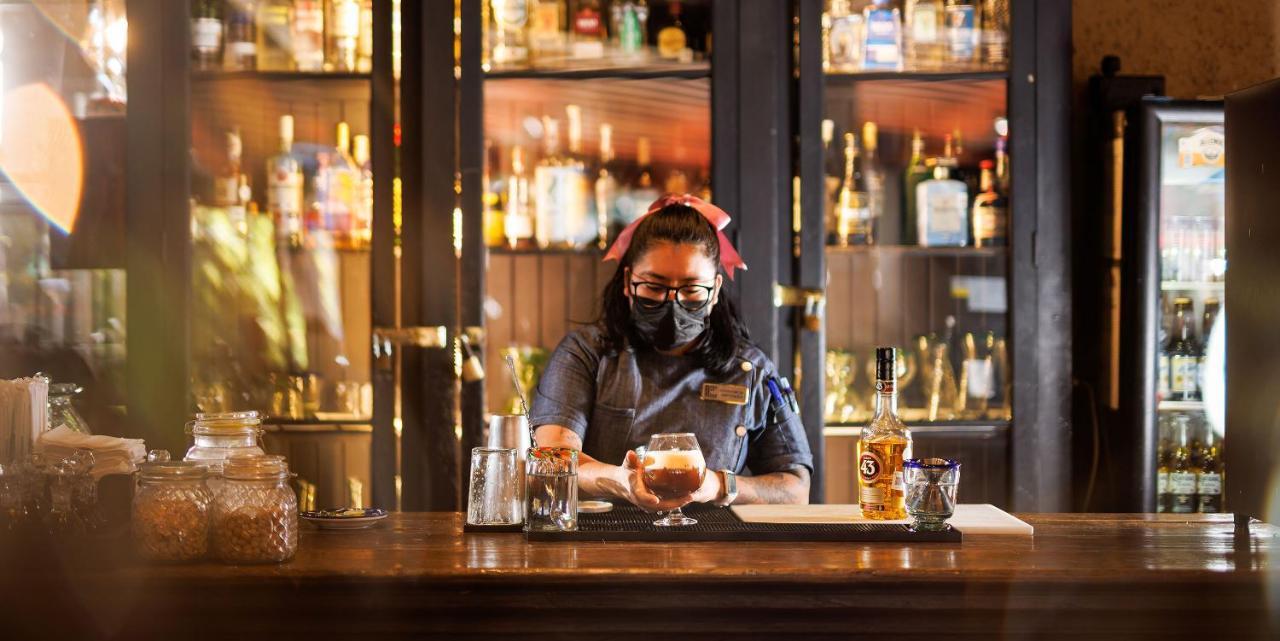 Real De Minas San Miguel De Allende Luaran gambar A bartender at work